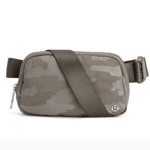 Lululemon everywhere belt bag in camo 1L